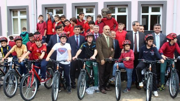 Sağlıklı Gençlik İçin Okullarda Bisiklet Dağıtıldı