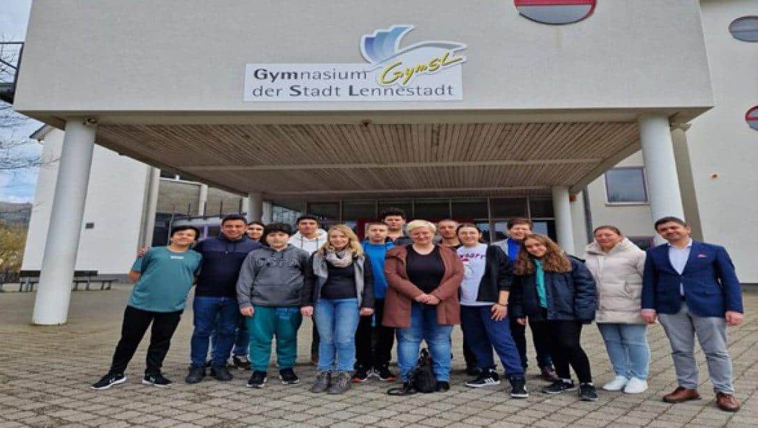 Oktay ve Olcay Yurtbay Anadolu Lisesi Gymnasium der Stadt Lennestadt'ı Ziyaret Etti