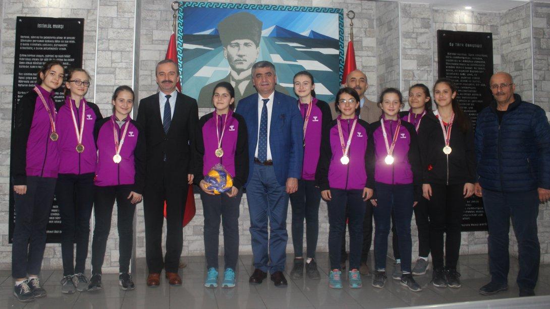  Barbaros Kutlutaş Ortaokulu Yıldız Kızlar Voleybol takımı Zonguldak il birinciliğini kazandı. 
