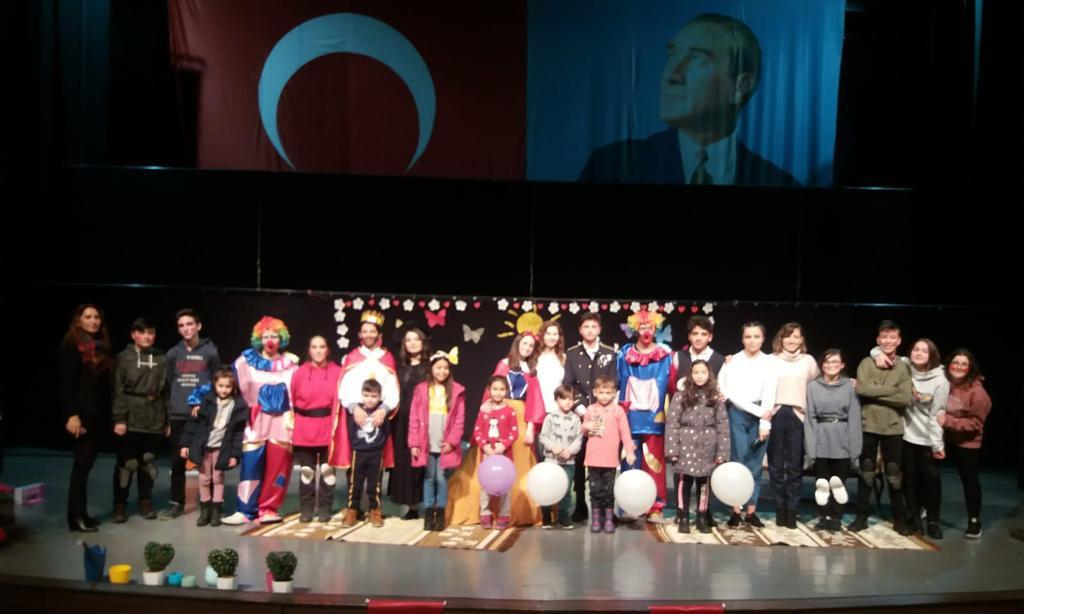 Şehit Aydın Berber Mesleki ve Teknik Anadolu Lisesi Öğrencileri Tiyatro Oyununu Sergiledi.